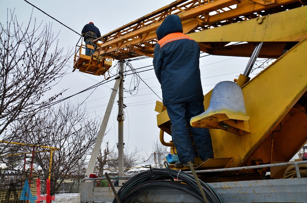 В селах возле Шахтерска и Амвросиевки восстановили нарушенное непогодой энергоснабжение