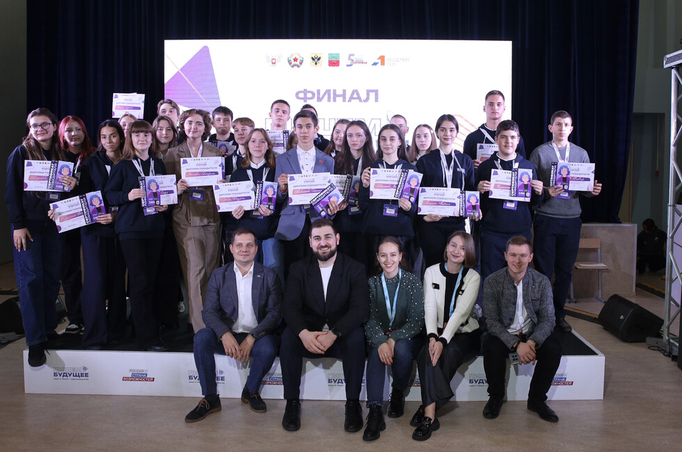 В ДНР 46 школьников стали победителями проекта «Пишем будущее»