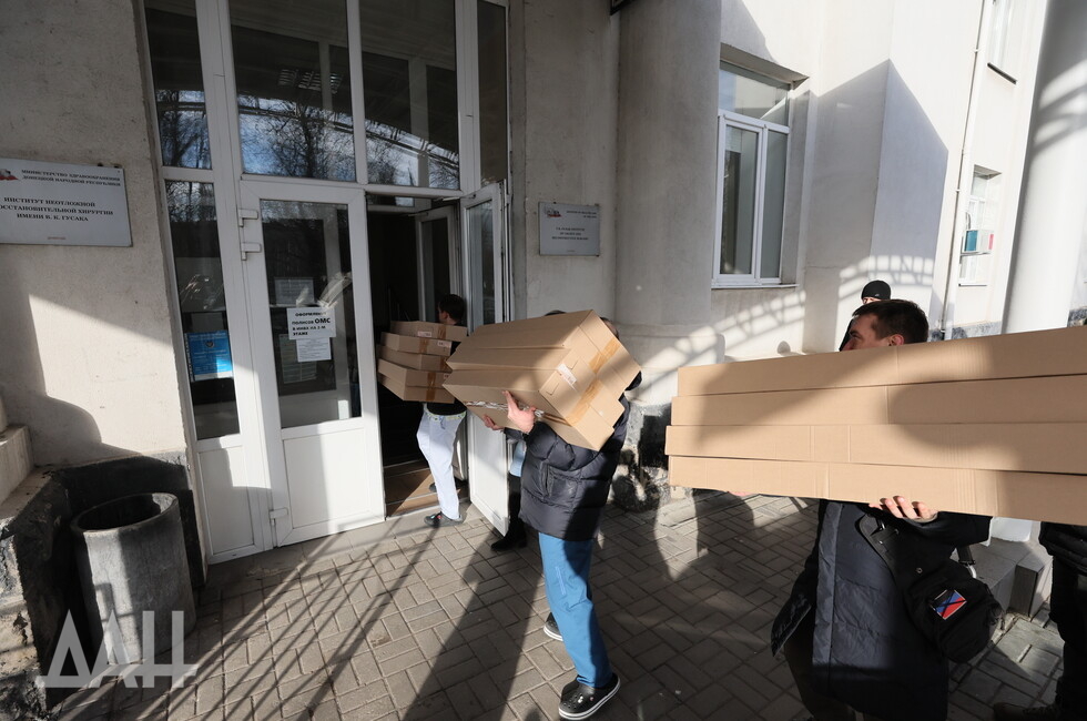 Московские волонтеры передали медоборудование донецкому ИНВХ имени Гусака (ФОТО)