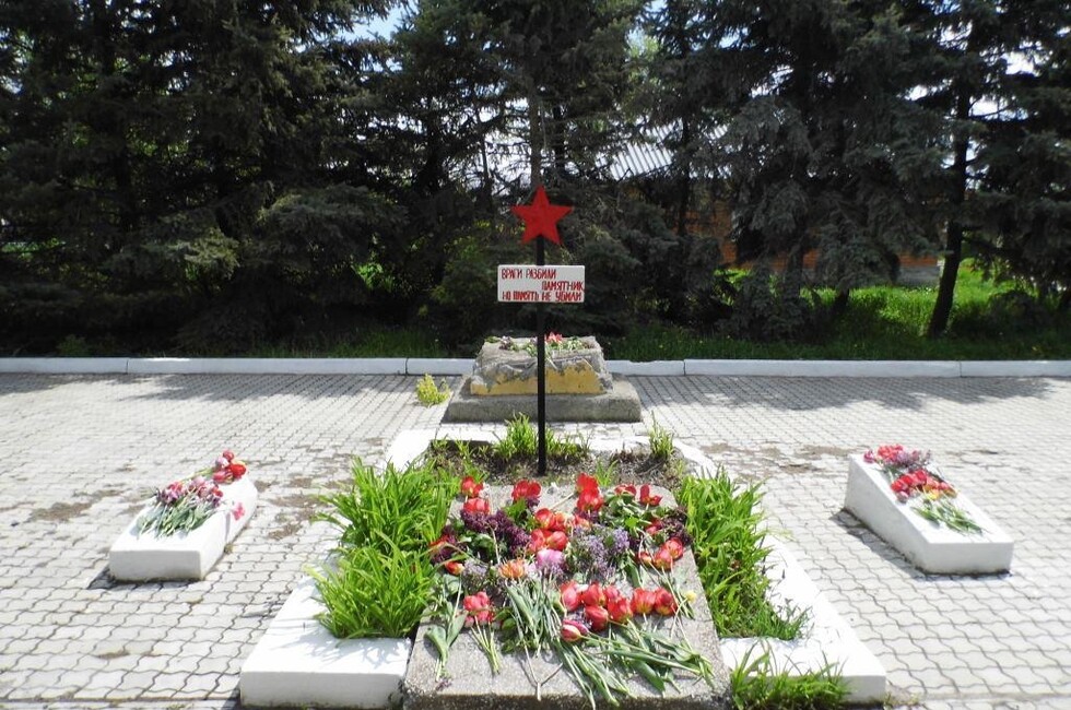 Памятник в Саханке, май 2015