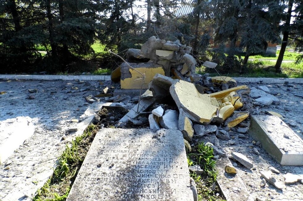 Памятник павшим в ВОВ в Саханке, апрель 2015