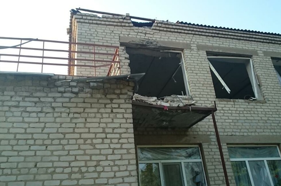 ВСУ нанесли удар по Докучаевску, повреждены школа и многоквартирный дом - команд