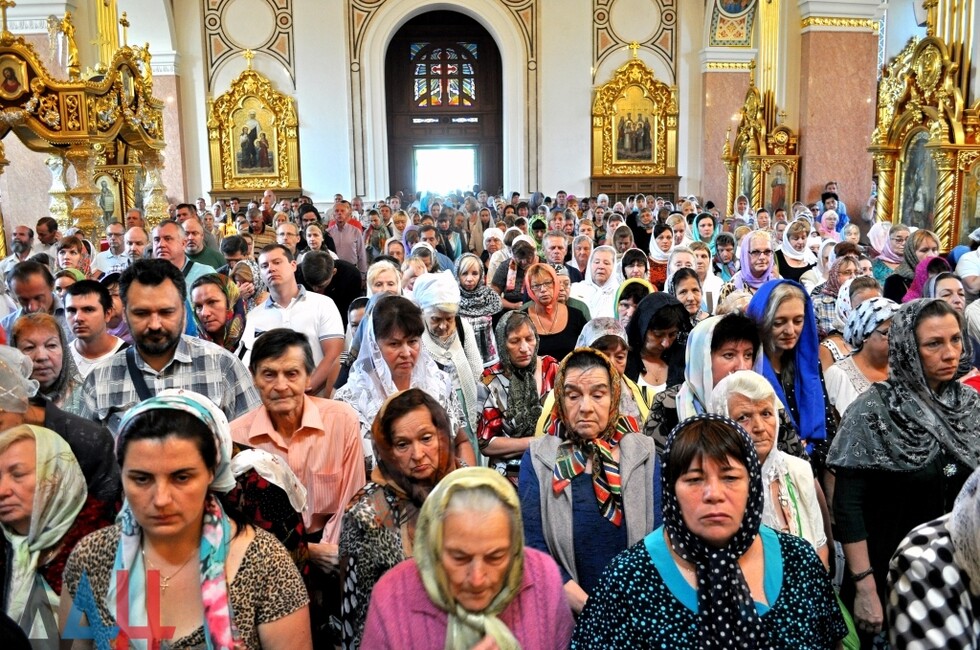 Под Волновахой творчески поздравили православных бабушек