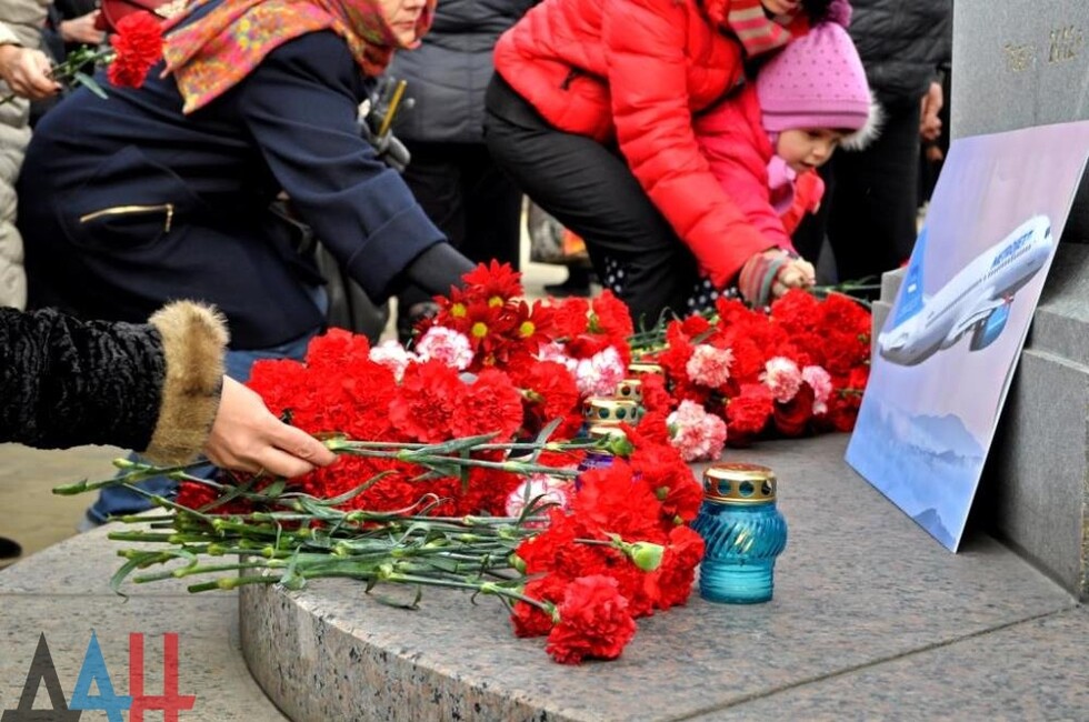 Почему траур в россии сегодня. Траурный митинг памяти. Скорбим по погибшим в Донецке. Скорбим по погибшим в авиакатастрофе Сирии.