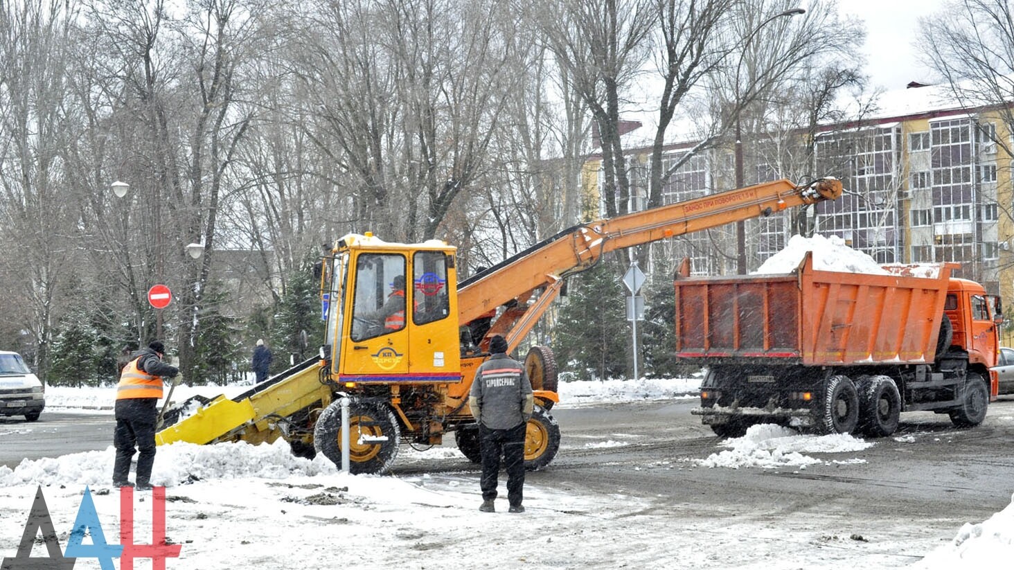 Власти Донецка удвоили количество техники на дорогах для скорейшей уборки  снега - Общество - ДАН