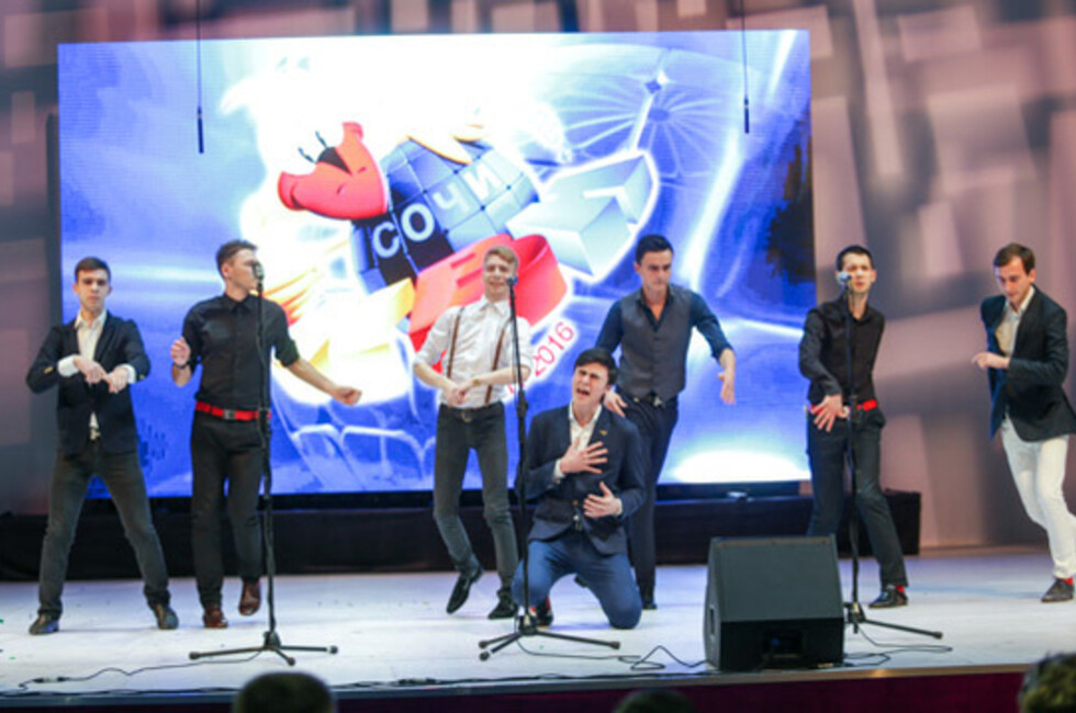 Выступление сборной команды ДонНУЭТ. Фото: kvn.ru