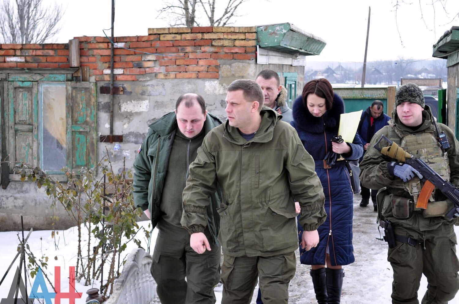 Глава ДНР вручил первой семье в Иловайске ключи от дома, построенного  взамен разрушенного в боях - Общество - ДАН