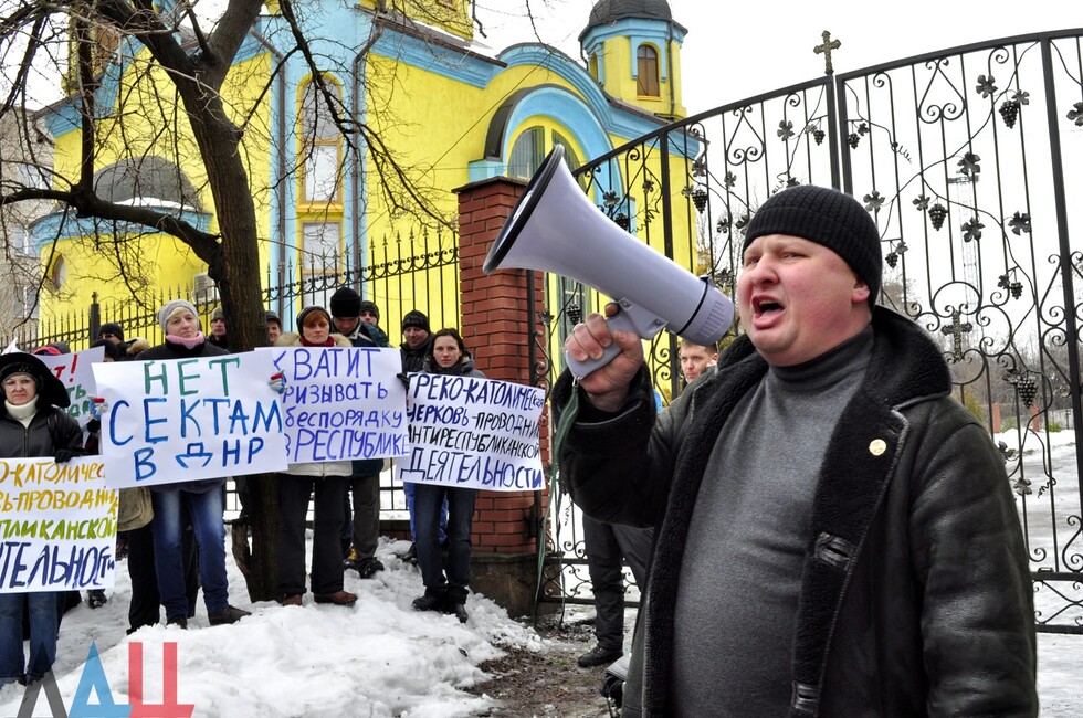 Митинг остров. Религиозное преследование. Митинги против религии. Католики Донецка. Грекокатолики Донецка.