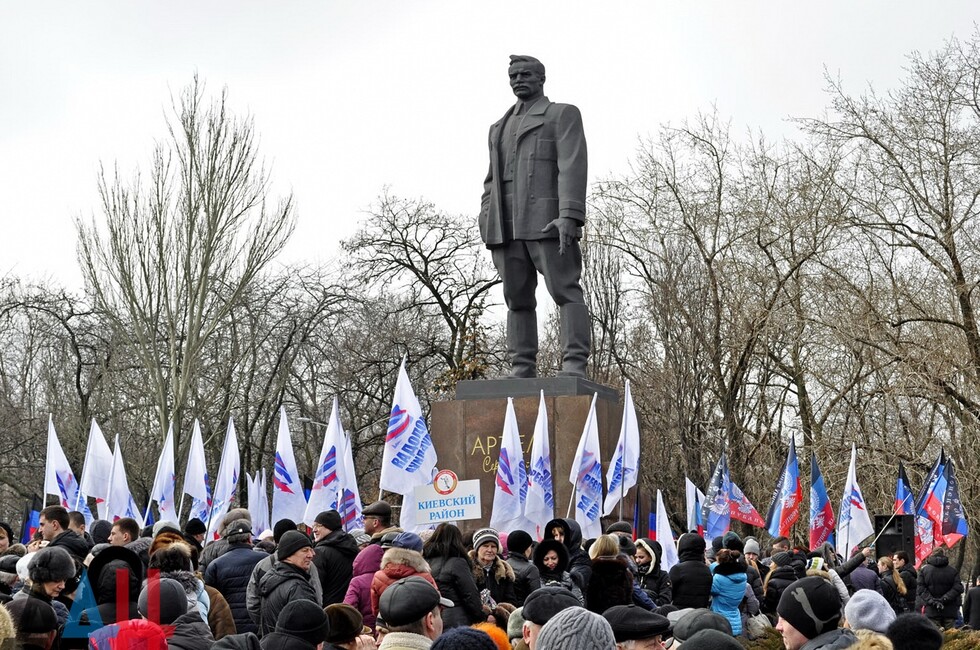 Фото: памятник Артему, центр Донецка, архив