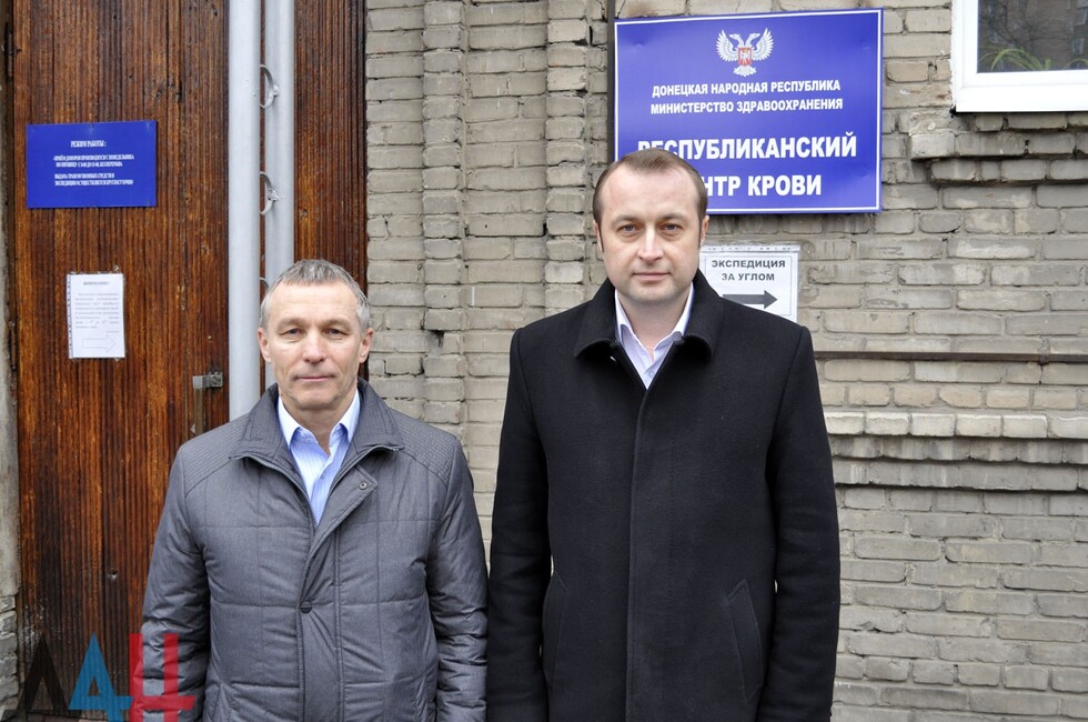 Руководитель аппарата Совмина ДНР Дмитрий Ковыршин (справа)