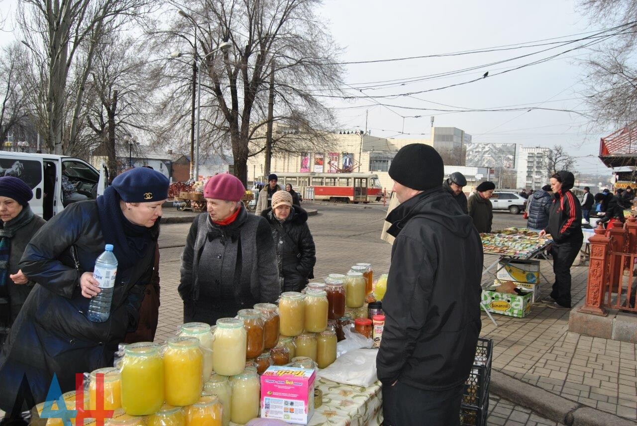 Пчеловоды ДНР встретили весну большой медовой ярмаркой в Донецке - Общество  - ДАН