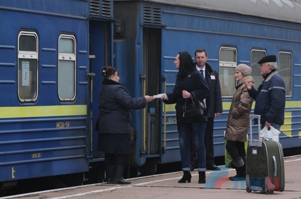 Поезд луганск макеевка. Луганск Ясиноватая поезд. Поезд Донецк Луганск. Железная дорога Луганск. Электричка Луганск.