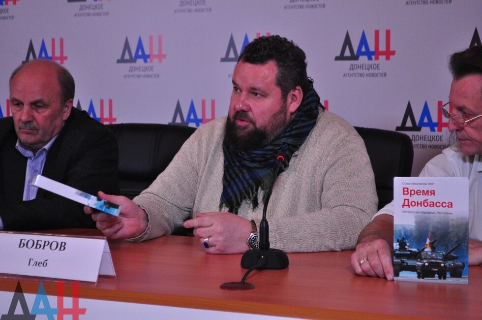 Глеб Бобров (в центре)