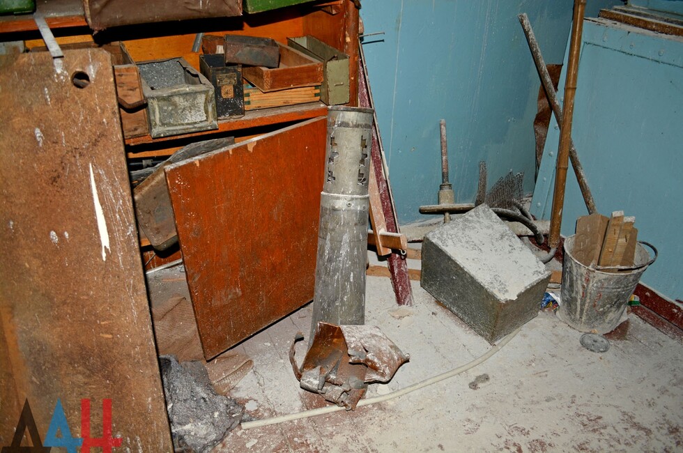 Остатки артснаряда в кабинете труда школы Иловайска
