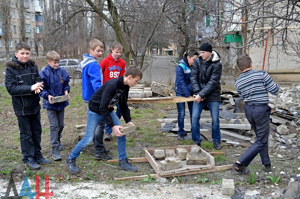 Ученики восстанавливают кабинет труда в школе Иловайска