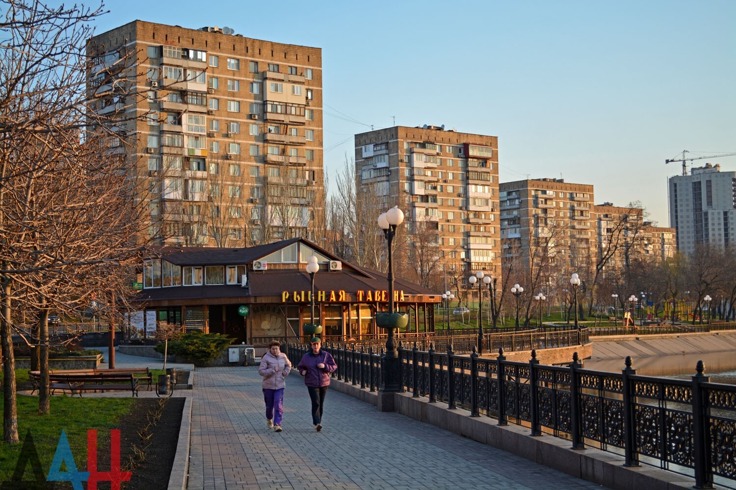 Улицы г донецка. Донецкая улица. Парк на Донецкой улице в Москве. Донецк красивые фото. Донецк Весна.