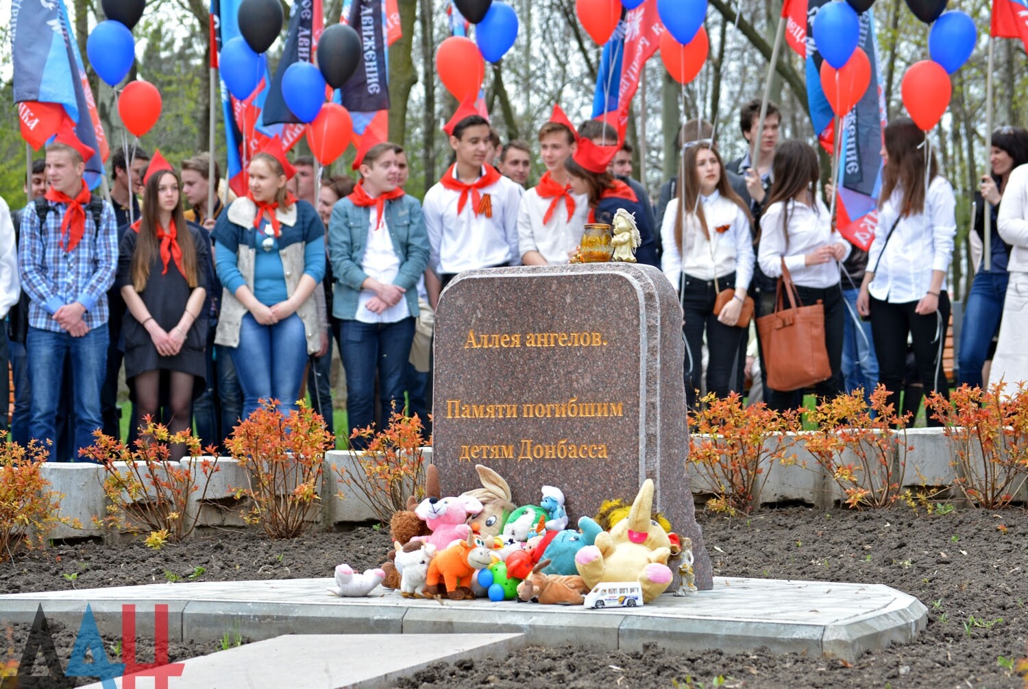 Аллея ангелов. Аллея погибших ангелов в Донецке. Аллея памяти в Донецке. Аллея ангелов на Донбассе. Аллея Донбасс аллея ангелов.