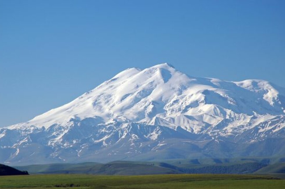 Эльбрус карачаево черкесия. Гора Эльбрус. Цветы на фоне Эльбруса. Карачаево-Черкесия самая высокая точка. Фото Эльбруса Гумбаши.