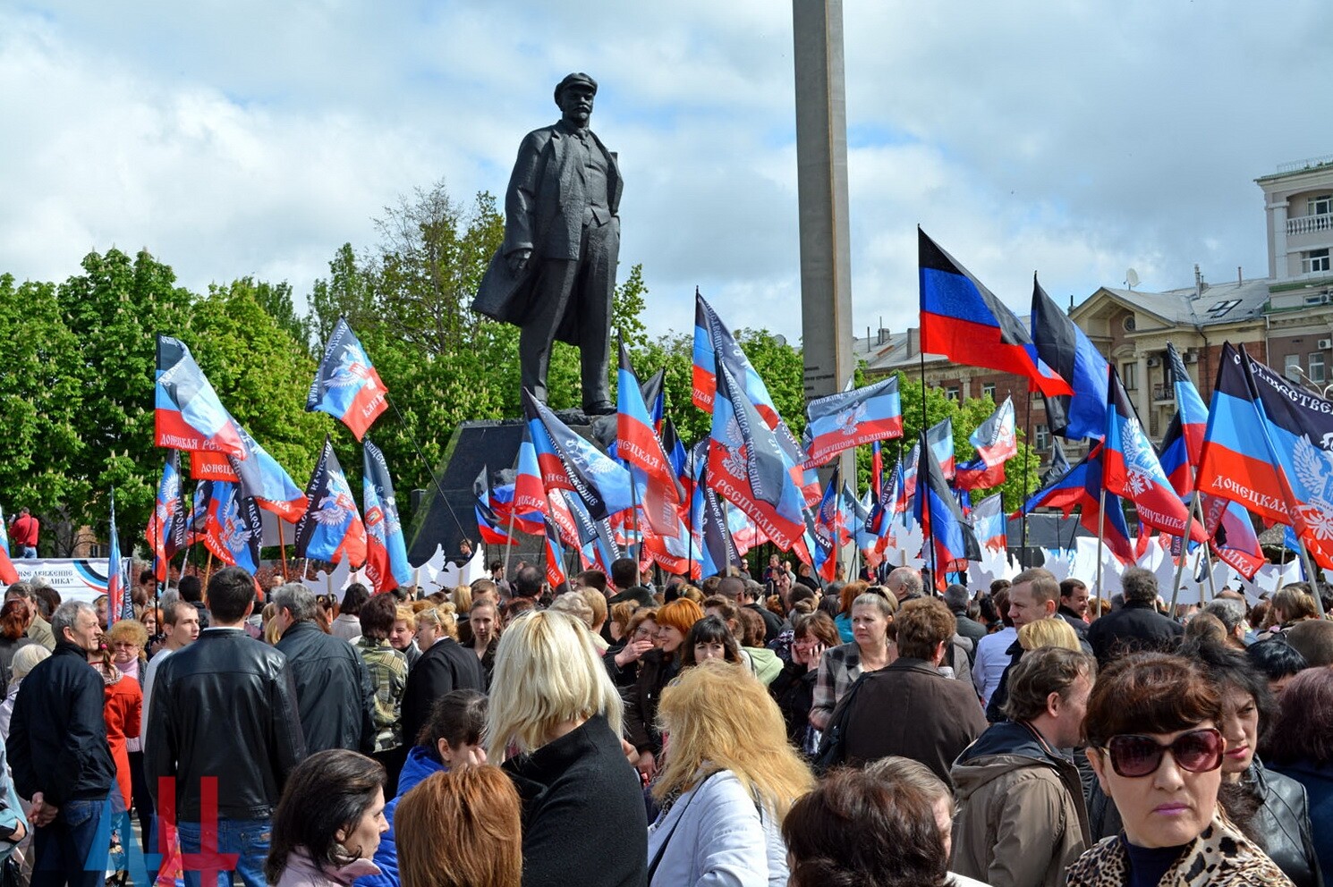 Десятки тысяч жителей ДНР собрались на первомайский митинг в Донецке (фото)  - Общество - ДАН