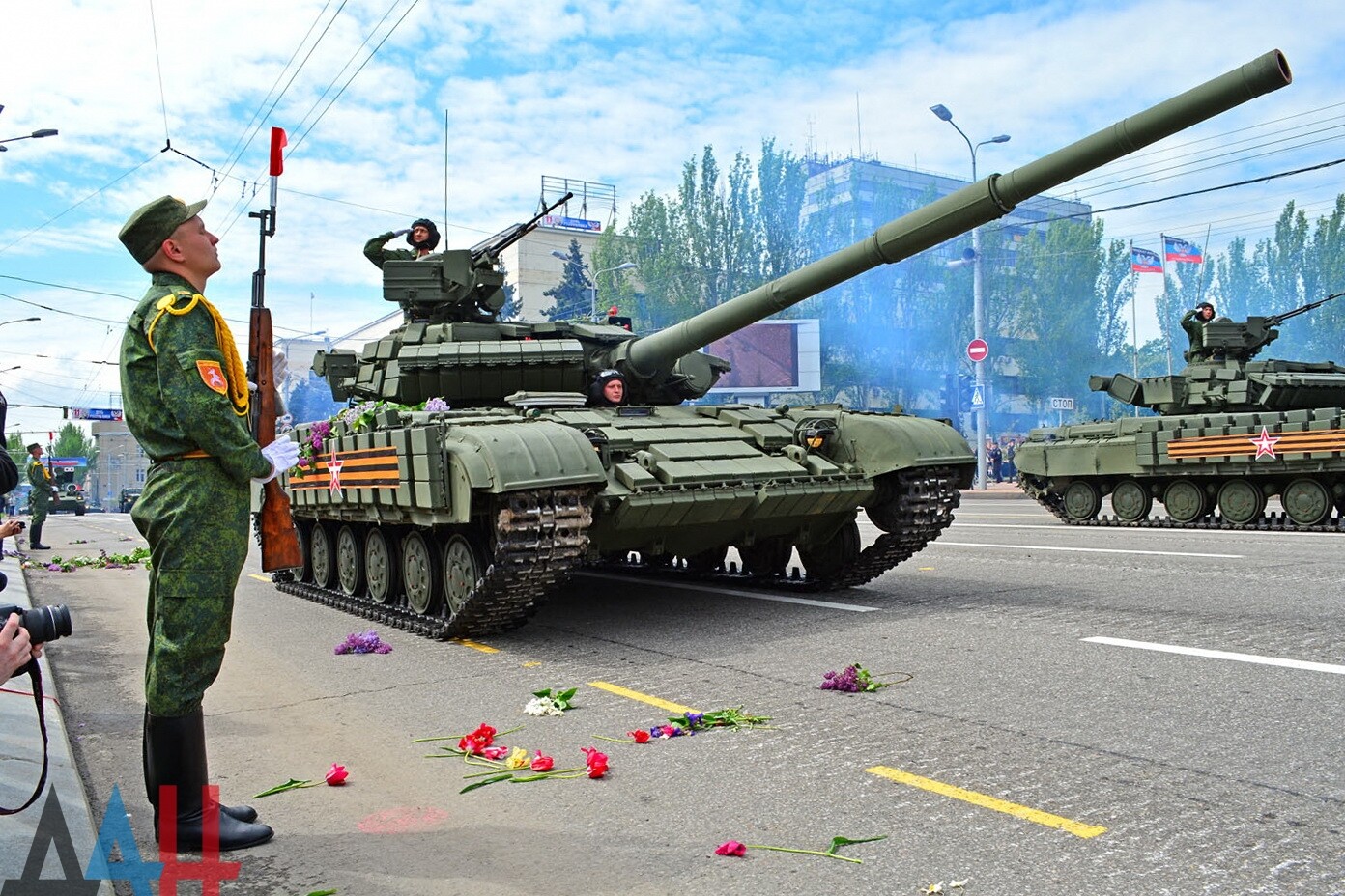 Фоторепортаж: Военный парад в Донецке в честь 71-й годовщины Победы в  Великой Отечественной войне - Оборона - ДАН