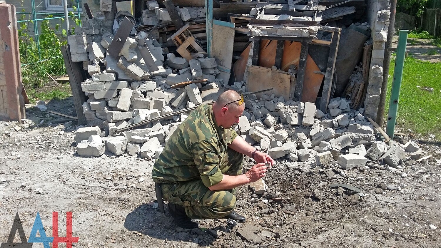 Жилой дом поврежден при обстреле западной окраины Донецка украинскими  силовиками - Оборона - ДАН