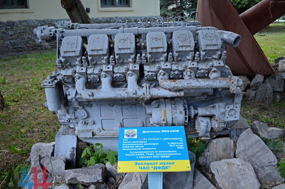 Двигатель ЯМЗ-240, используется для крупных автомобилей, строительной техники и дизельных поездов.