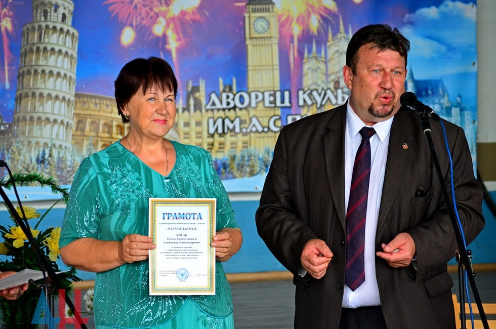 глава Буденовского района Донецка В. Гетов с одной из участниц праздника