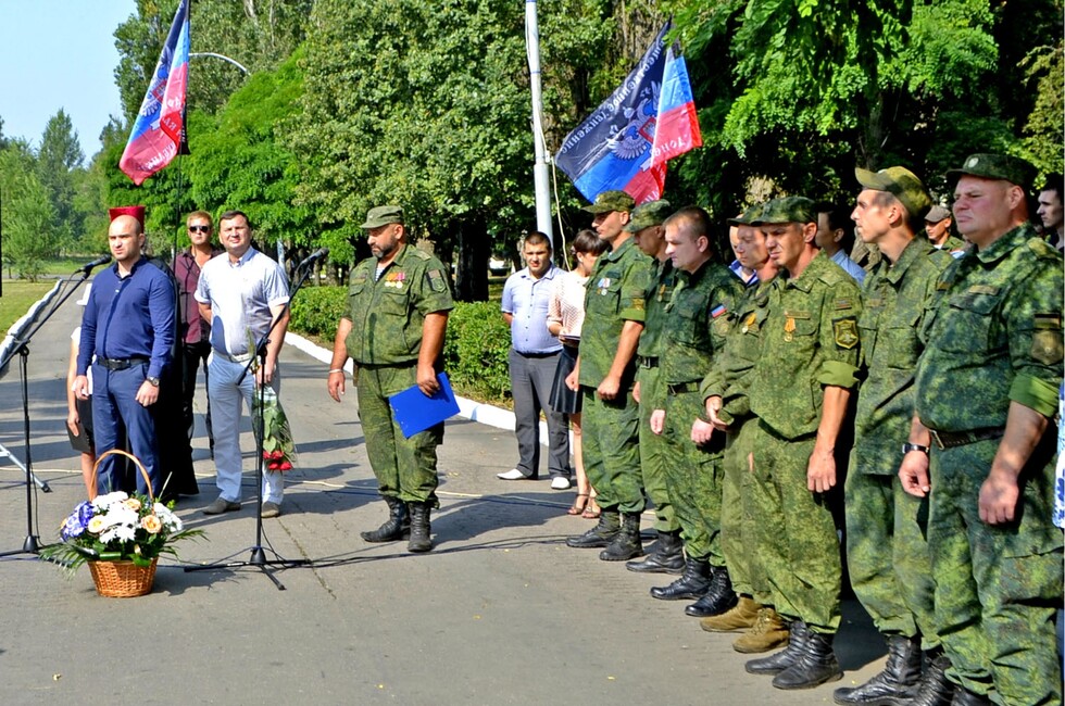 Шахтерск днр. Шахтерск памятный знак защитникам Шахтерска. Шахтерска митинги 2014. Шахтёрск Донецкая область новости.