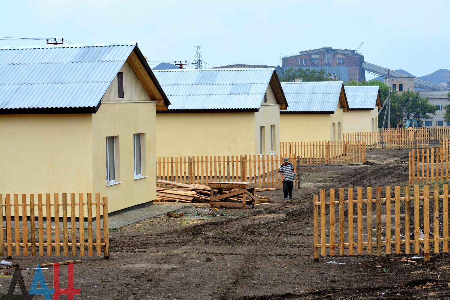 Власти ДНР в назначенный срок завершили строительство 18 частных домов для  семей из прифронтовой зоны - Общество - ДАН