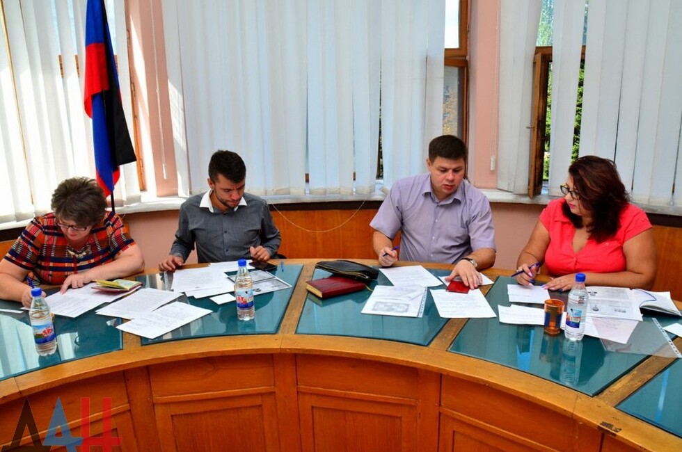 Local vote commission at work in Donetsk's Voroshilovsky district as candidates’ registration begins on September 9