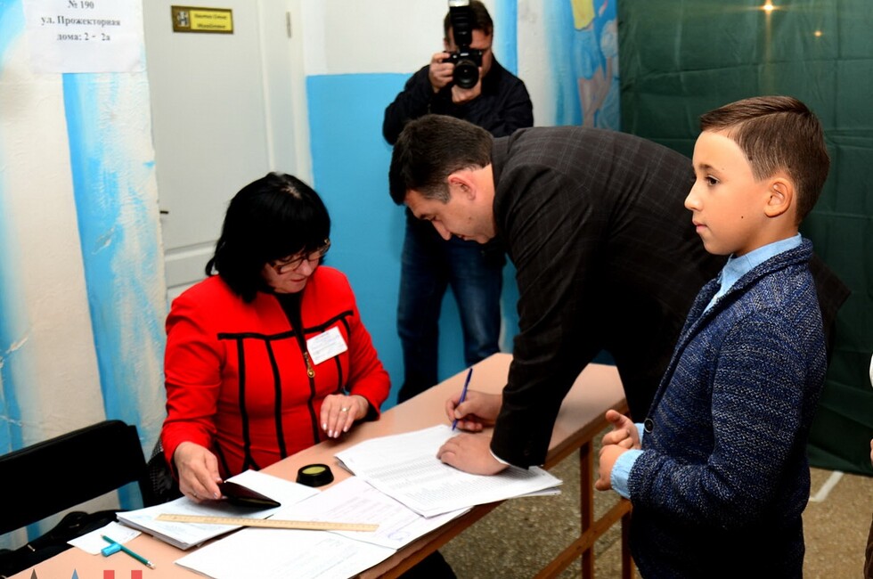 А. Сердюков на избирательном участке №190 Пролетарского района Донецка