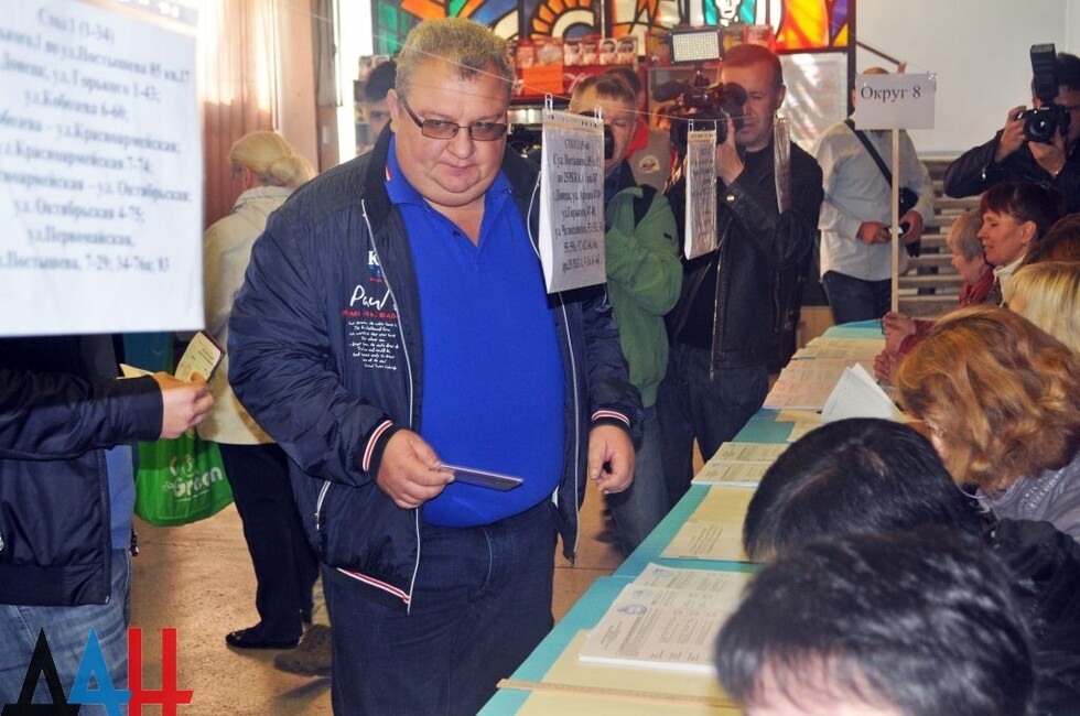 Incumbent Donetsk mayor and a candidate in the primaries Igor Martynov at a Voroshilovskiy district polling station, Donetsk, Oct. 2, 2016