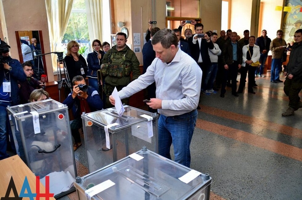 DPR Head Alexander Zakharchenko voting in Voroshilovskiy district, Oct. 2, 2016