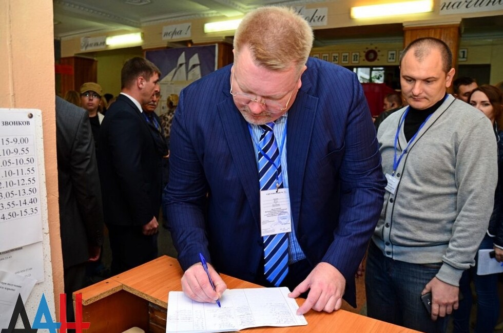 International observer Johan Bäckman (C) from Finland at a polling station in Voroshilovskiy district, Donetsk, Oct. 2, 2016