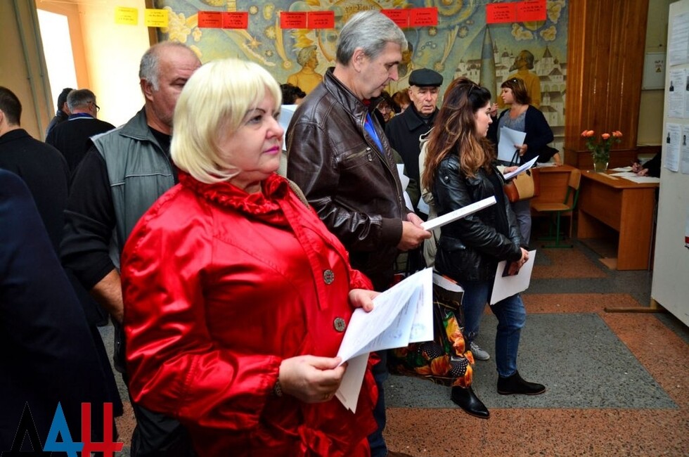 Voters at a Voroshilovskiy district polling station, Donetsk, Oct. 2, 2016