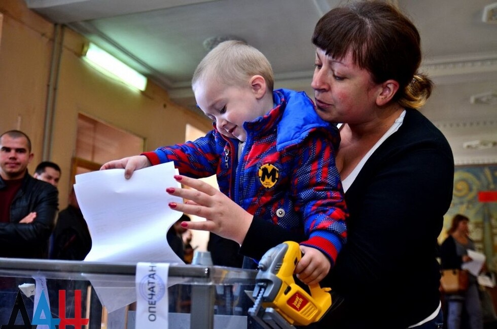 Voters at a polling station in Voroshilovskiy district, Oct. 2, 2016