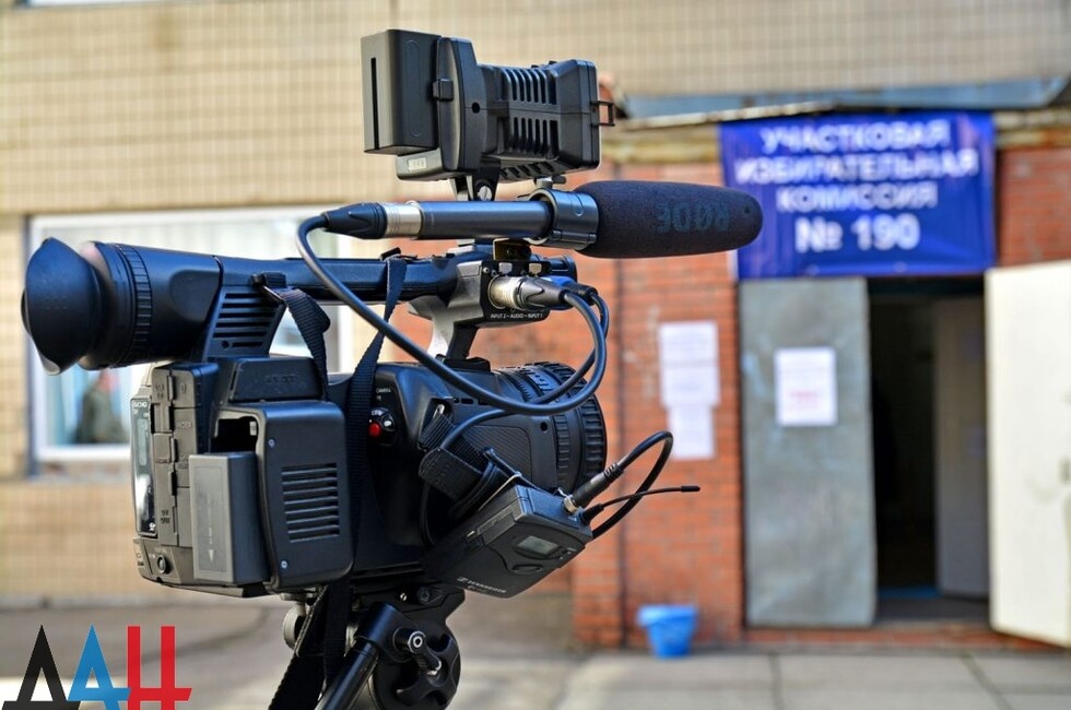 A TV camera near a Proletarskiy district polling station, Donetsk, Oct. 2, 2016