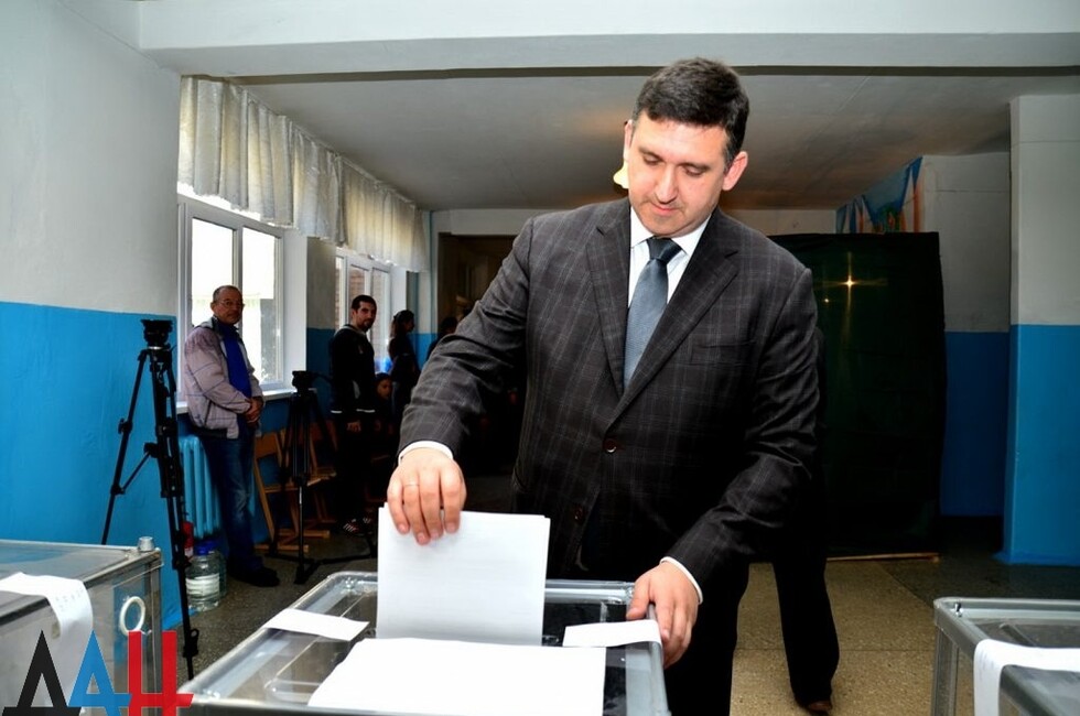 Mayoral candidate in the primaries Artem Serdyukov voting in Proletarskiy district, Donetsk, Oct. 2, 2016