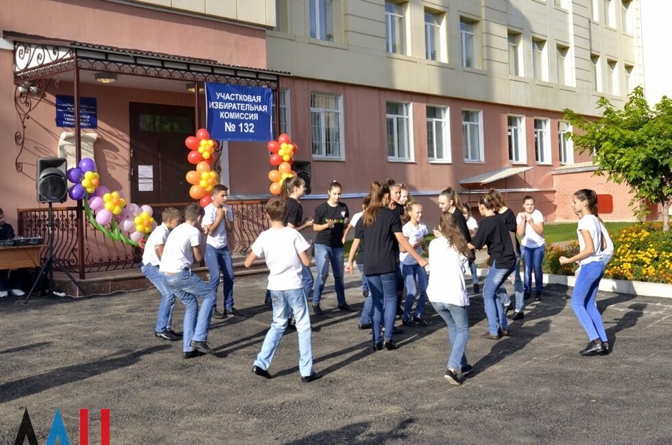 Children performance group dances at a Leninskiy district polling station, Donetsk, Oct. 2, 2016
