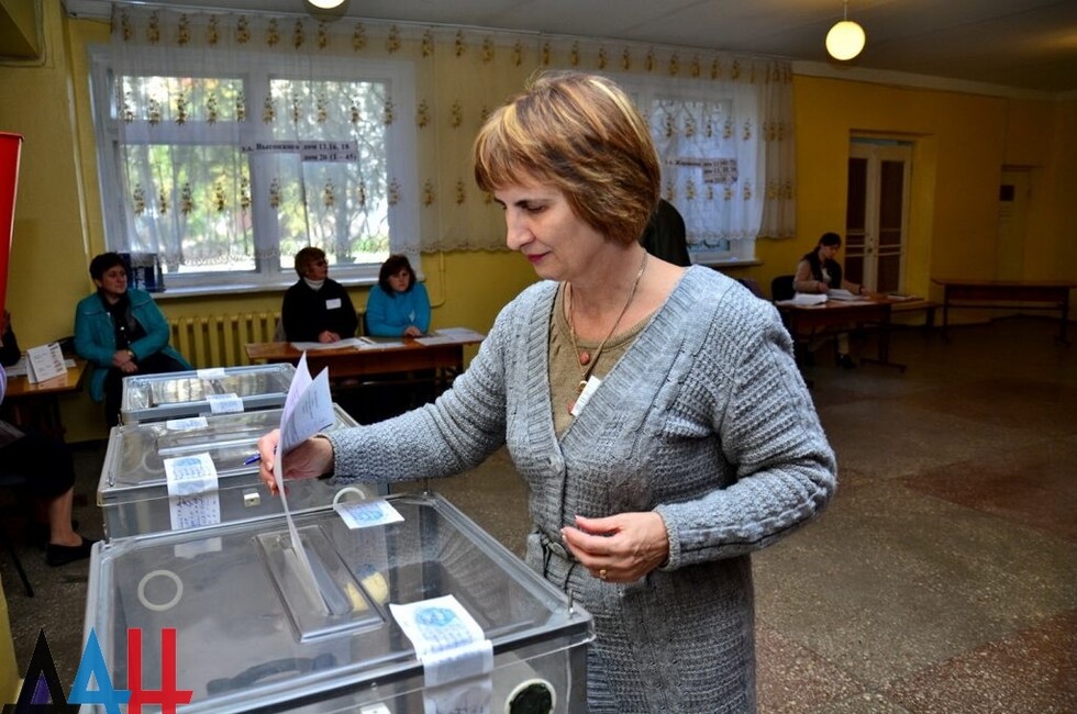 A voter at a Kirovskiy district polling station, Donetsk, Oct. 2, 2016