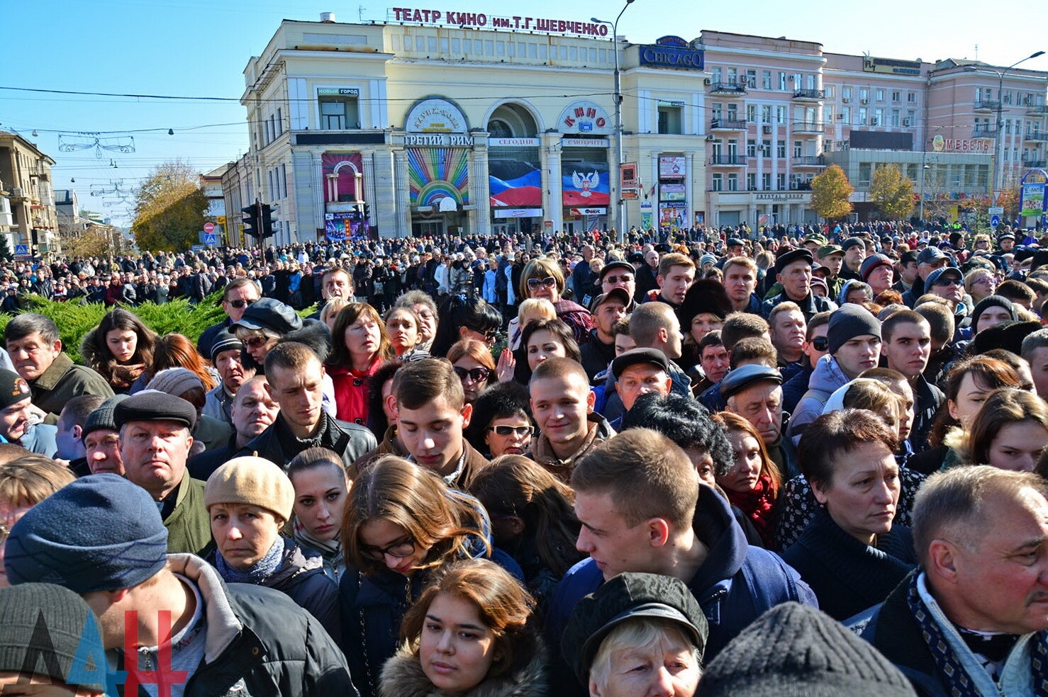 В Донецке началось траурное шествие в память о Герое ДНР Арсене Павлове -  Общество - ДАН