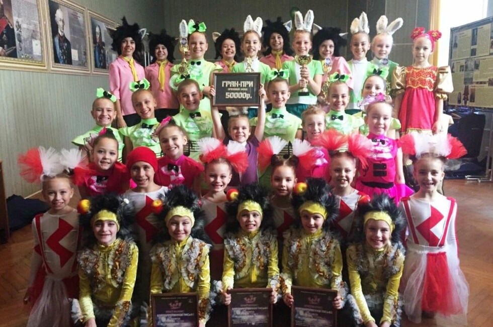 Юные танцоры из ансамбля "Родничок