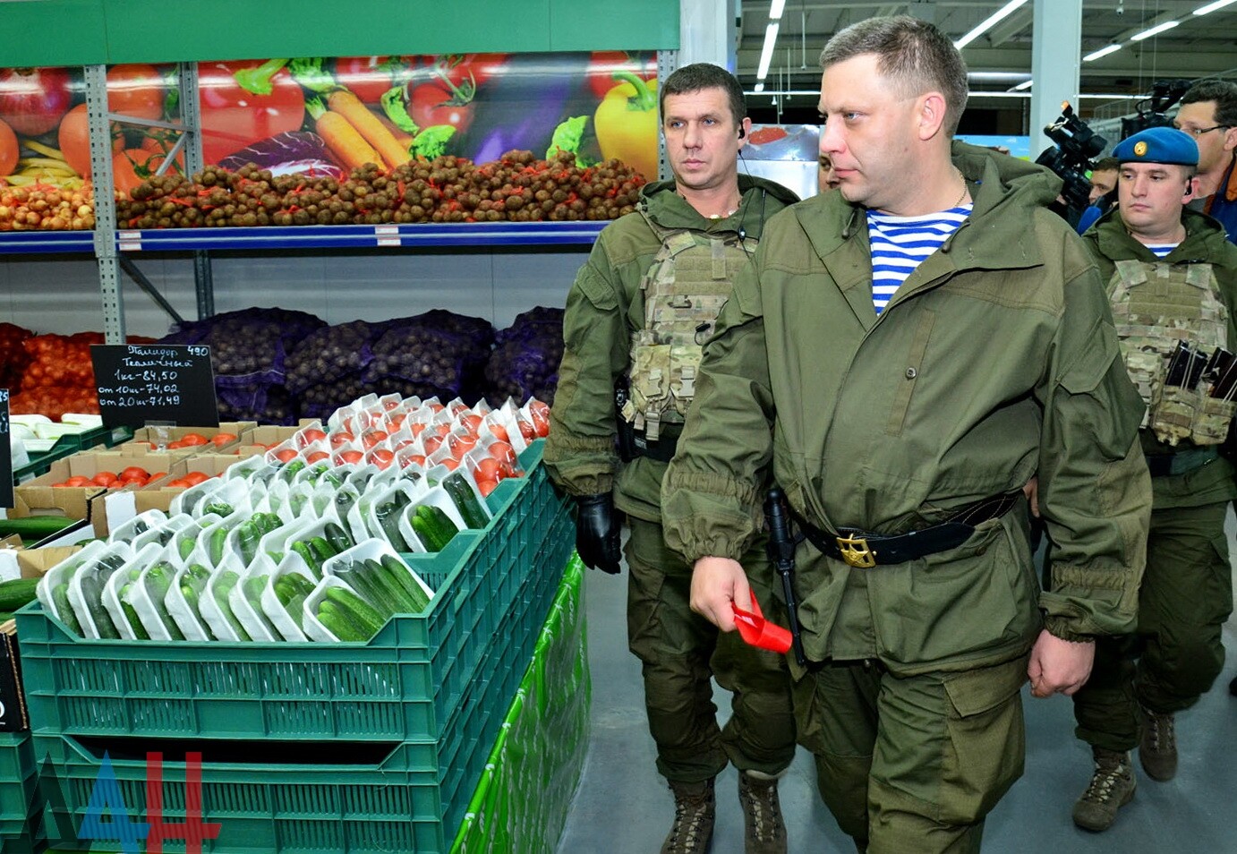 Донецкий сайты. Захарченко на рынке. Военторг Донецк. Чичерина и Захарченко. Магазин Манна в ДНР.