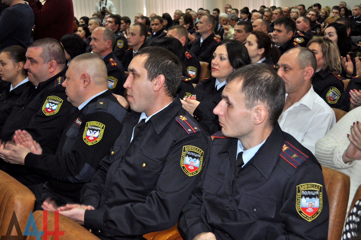 Лучшие сотрудники полиции Макеевки получили награды по случаю  профессионального праздника - Общество - ДАН