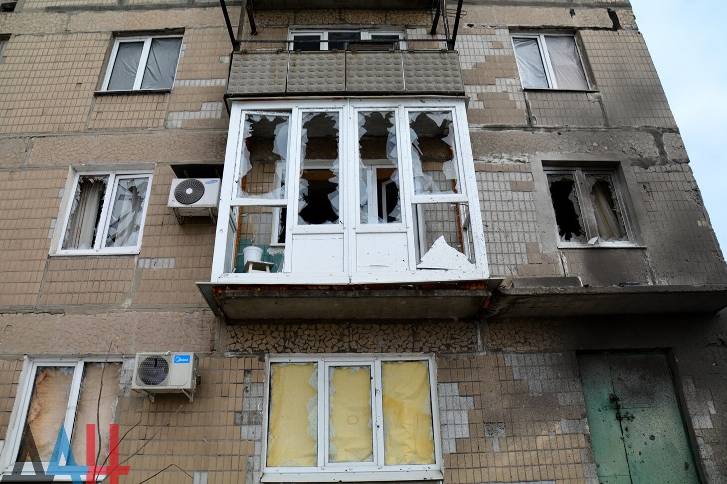 ВСУ обстреляли Докучаевск, прямым попаданием поврежден многоэтажный дом и  магазин – мэр - Оборона - ДАН