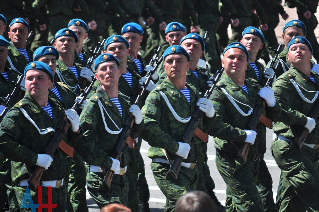 Войсковые части днр. Парад ДНР. Вооруженные силы ДНР парад. Репетиция парада в ДНР 2015. Военный парад в Донецке 9 мая 2021.