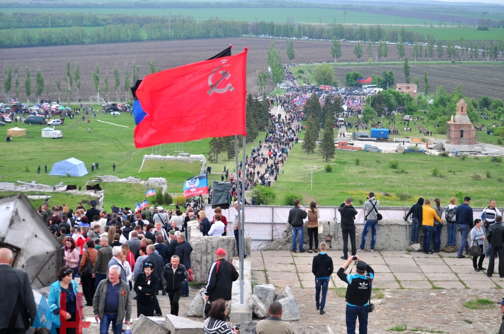 Саур могила донецкая область. Саур могила 9 мая 2021. Саур могила 2012. Саур могила 2010. Красный флаг на Саур могиле.