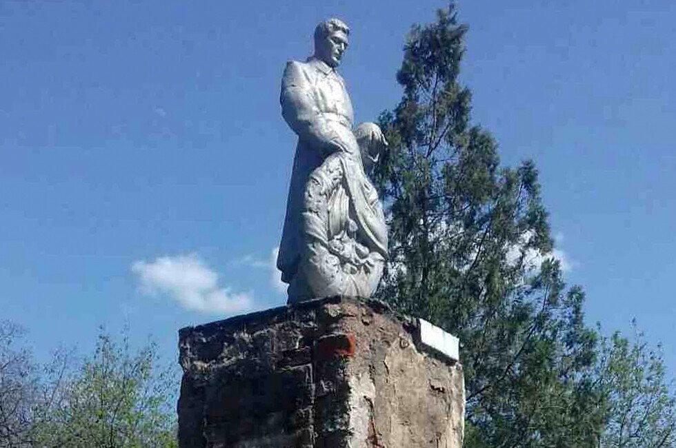 Фото: состояние памятника до ремонта.