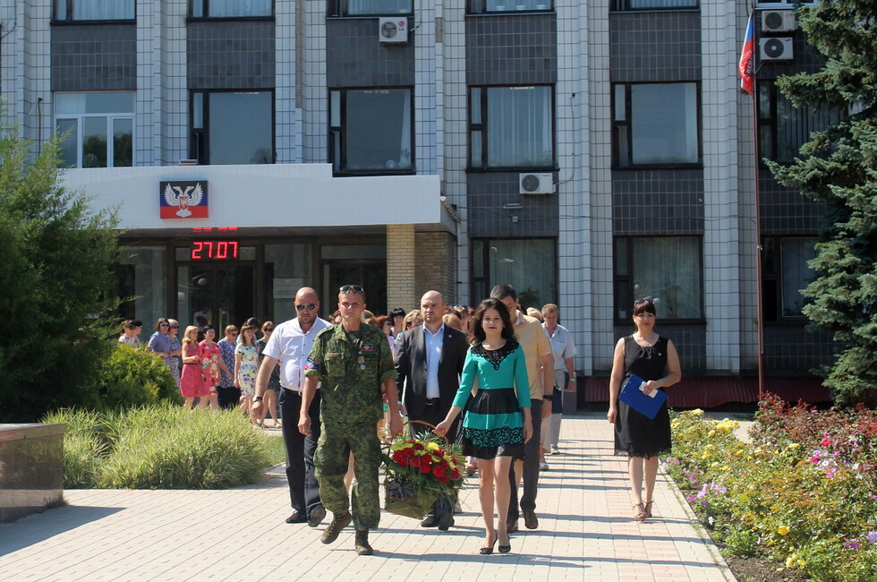 Шахтерск днр. Администрация Шахтерска. Администрация Шахтерск фото. Город Горловка алея возле гор исполкома.