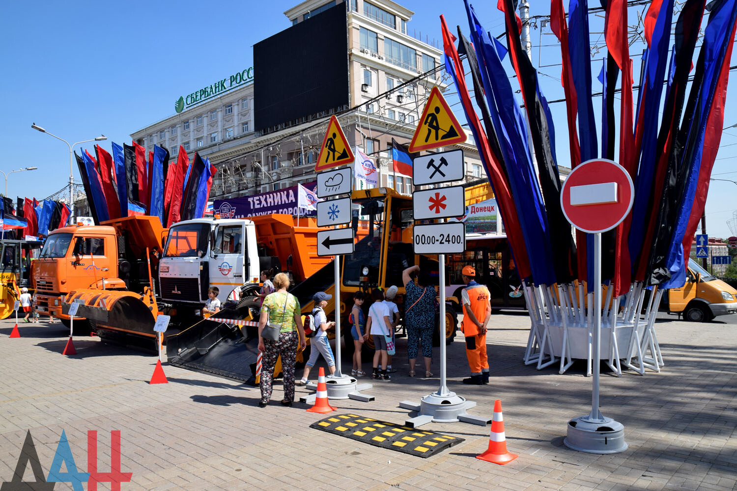 В центре Донецка впервые открылась выставка дорожно-строительной и  коммунальной техники - Общество - ДАН